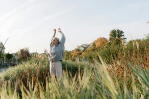 Reposição hormonal, menopausa, ondas de calor, saúde óssea, estrogênio, progesterona, terapia hormonal, sintomas da menopausa.